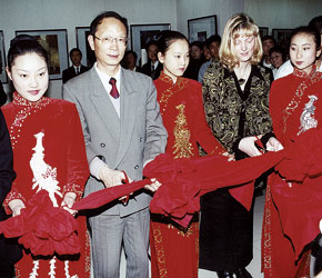 Internationaler Künstleraustausch. Ausstellungseröffnung mit Bildern unserer Studienteilnehmer in der „Städtischen Galerie Hefei” in der Volksrepublik China. Dr. Susanne Werz (2. v. r.) mit Studenten der chinesischen Hochschule.