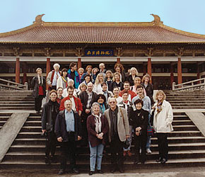    Studienfahrt nach China zur staatlichen Kunsthochschule Hefei.            Professorenaustausch mit der staatl. Kunsthochschule Hefei in China: Prof. Dr. Qi Yang, Roland Kuck, Monika Wrobel-Schwarz, der chinesische Künstler Prof. Chung Guang Yang, Dr. Susanne Werz (v. l.)             Internationaler Künstleraustausch. Ausstellungseröffnung mit Bildern unserer Studienteilnehmer in der „Städtischen Galerie Hefei” in der Volksrepublik China. Dr. Susanne Werz (2. v. r.) mit Studenten der chinesischen Hochschule.        
